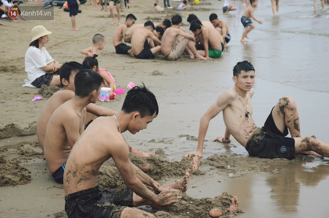 Biển người ken đặc, chen chúc trên các bãi tắm ở Sầm Sơn dịp lễ 30/4 - 1/5 Biển người ken đặc, chen chúc trên các bãi tắm ở Sầm Sơn dịp lễ 30/4 - 1/5